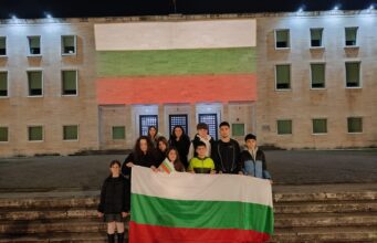 Trengjyrëshi bullgar ndriçoi sërish godinat në sheshin “Nënë Tereza” në Tiranë