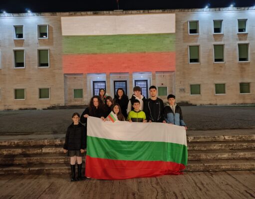 Trengjyrëshi bullgar ndriçoi sërish godinat në sheshin “Nënë Tereza” në Tiranë